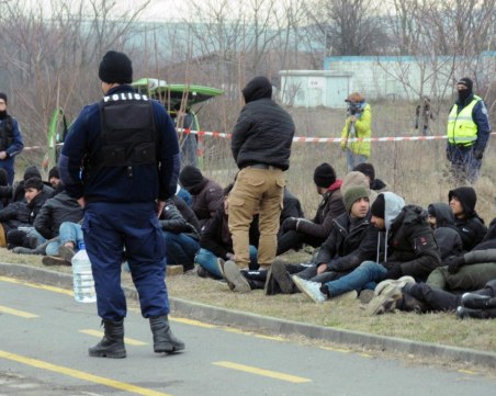 Повдигнаха обвинение на румънец и българин хванати с мигранти край Пловдив