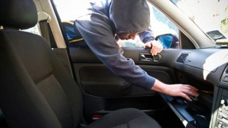 Непълнолетни опитаха да откраднат автомобил в Пловдив, потеглиха, но блъснаха друг