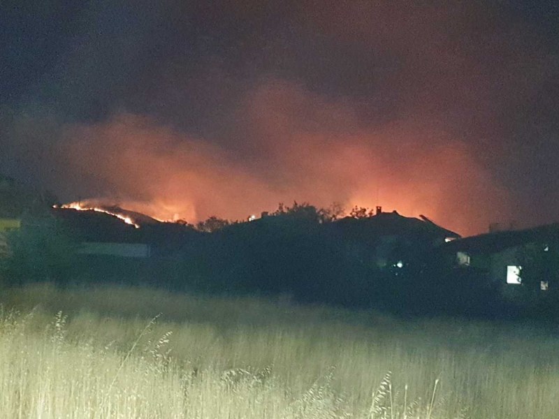 Голям пожар бушува тази нощ между бургаския кв. Банево и