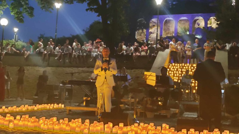 Стотици аплодираха концерта на Боби Вълчев на Бунарджика, свещи създадоха магична атмосфера