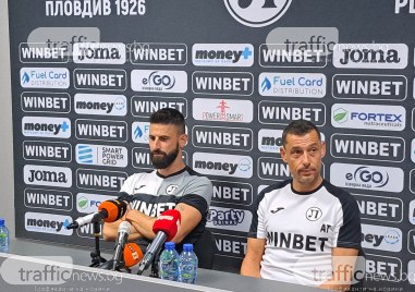 Старши треньорът на Локомотив Александър Томаш и капитанът на тима
