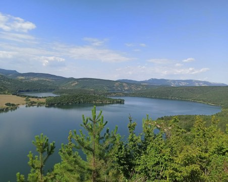 Две деца изчезнаха във водите на язовир 