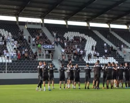 Феновете на Локо надъхаха играчите в последната тренировка преди дербито