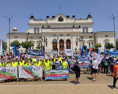 Протестиращите полицаи хвърлиха жълти стотинки пред сградата на Министерството на финансите