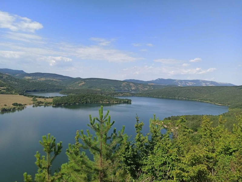 Две деца изчезнаха във водите на язовир 