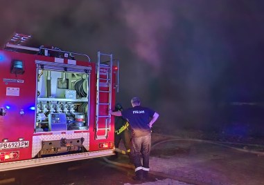 Двама мъже пострадаха при пожар избухнал в стая на къща