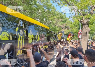 Феновете на Ботев изпратиха футболистите на тима а автобусът с