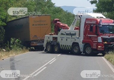 Пътят Баня Карлово остана временно блокиран заради акция по аварийно