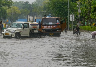Мащабните наводнения предизвикани от пороите превърнаха улиците на Делхи в