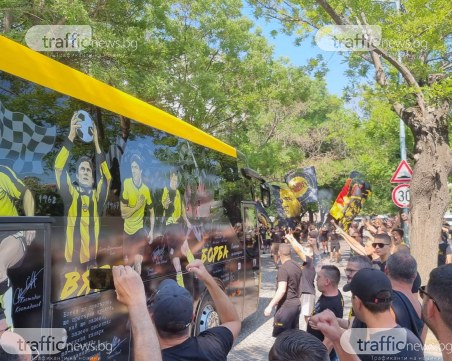 Феновете на Ботев изпратиха футболистите за дербито