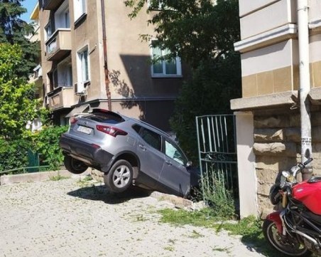 Кола падна в столичен двор