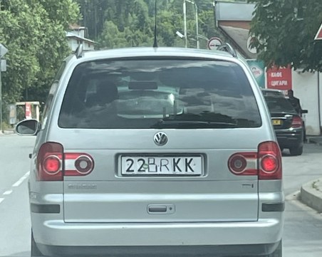 Направи си сам! Шофьор си нарисува номера, кара си из Родопите