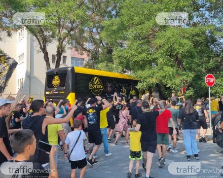 Опашки пред Колежа за видеостената за дербито