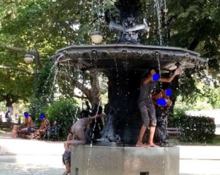 Семейство се разхлади във водите на фонтана на Деметра В Пловдив