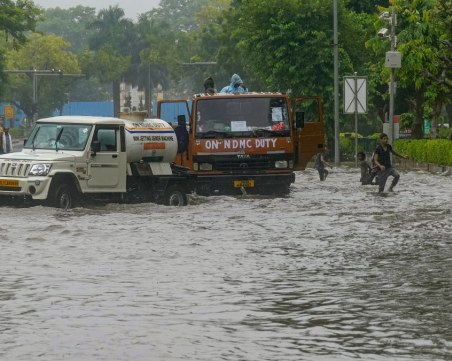 Жесток порой: 309 литра на квадратен метър се изляха над Делхи