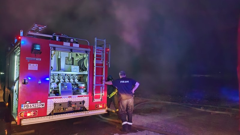 Двама мъже пострадаха при пожар избухнал в стая на къща