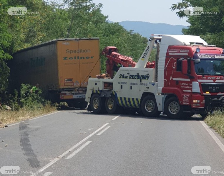 Изтегляне на катастрофирал тир блокира път край Пловдив