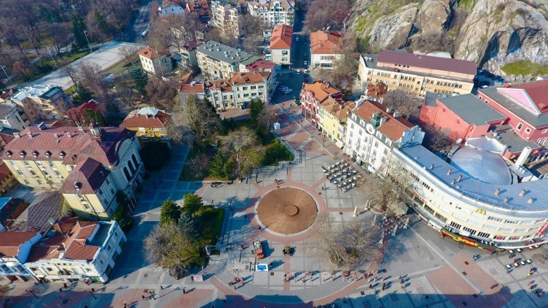 Жълт код за горещини в цялата страна, градусите в Пловдив стигат до 34°