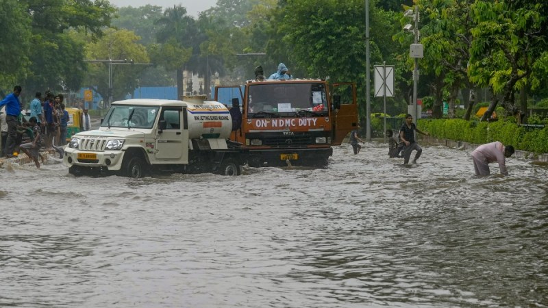 Мащабните наводнения, предизвикани от пороите, превърнаха улиците на Делхи в