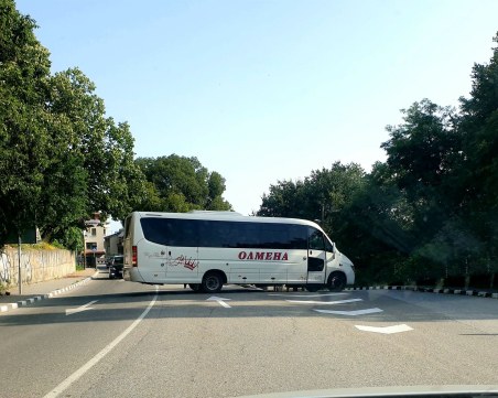 Автобус с опасна маневра в Асеновград, за малко да предзвика ПТП