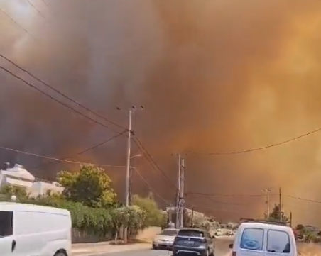 Голям пожар избухна в Гърция, евакуират жителите на населени места