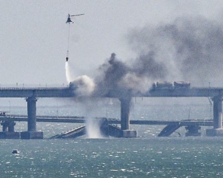 Най-малко двама загинали след пропадане на Кримския мост, затвориха съоръжението