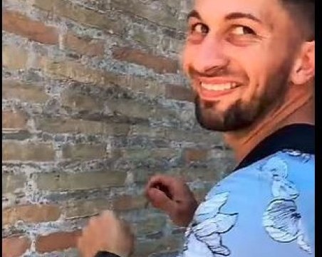 Прокуратурата в Рим ще повдигне обвинение на българина, драскал по Колизеума