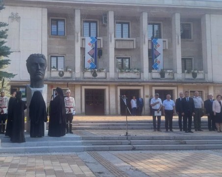 Румен Радев откри паметник на Васил Левски в Троян