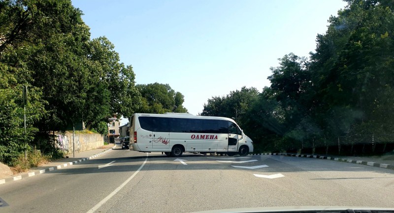 Автобус с опасна маневра в Асеновград, за малко да предзвика ПТП