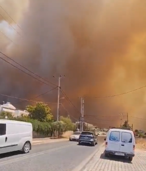 Голям пожар избухна в Гърция, евакуират жителите на населени места