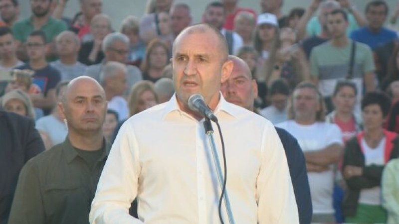Граждани излизат на протест пред президентството, искат импийчмънт на Радев
