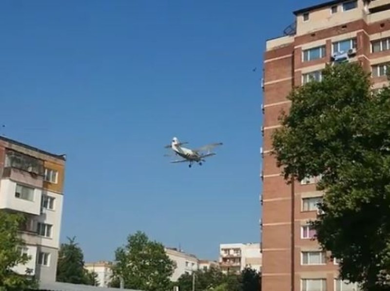 Малък самолет прелетя опасно ниско до блок в Кюстендил