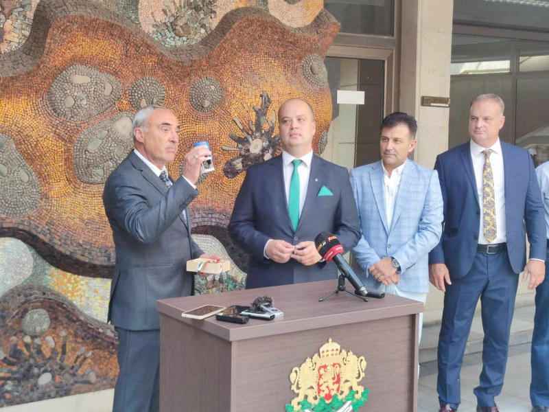 Новият губернатор на Пловдив встъпи в длъжност с обещания за вода от Въча и S-bahn железница