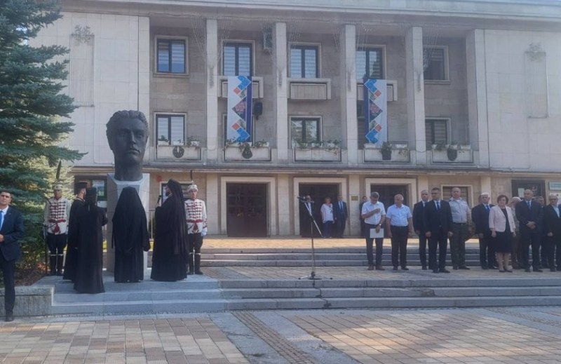 Румен Радев откри паметник на Васил Левски в Троян
