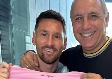 Суперзвездата на световния футбол Лионел Меси подари фланелка с номер