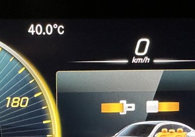 40 градуса по Целзий показват термометрите на таблото в автомобилите