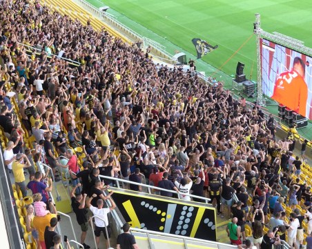 Ботев събра над 2000 лева за малката Иви