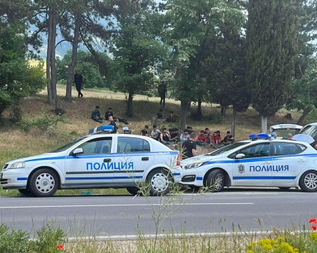 Хванаха 11 мигранти в бус в Пловдивско, задържани са двама трафиканти