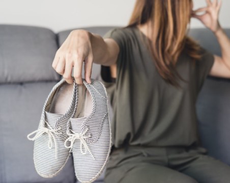 Лесен трик срещу миризливите обувките