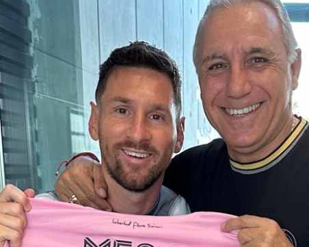 Меси подари на Стоичков фланелка на новия си клуб