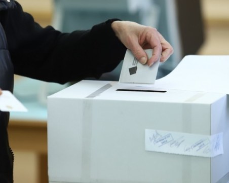 Предлагат устройство, което сканира бюлетините при пускането им в урните