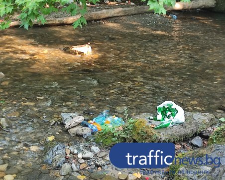 Реката край Първенец отново стана сметище! Кметицата на селото:Така е всяко лято