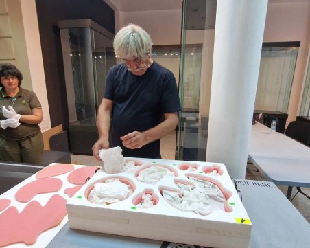 Стефан Стефанов 42 години реди златните съкровища на България в изложби