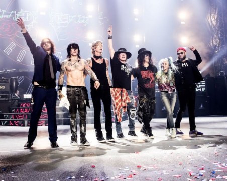 Задържаха българин, опитал да влезе с оръжие на концерта на Guns N' Roses в Букурещ
