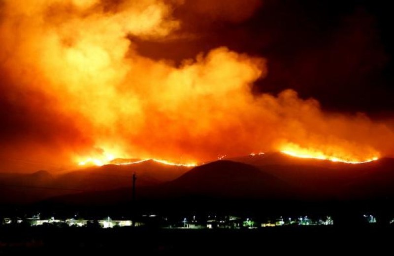 Евакуираха шест населени места заради пожарите в Гърция