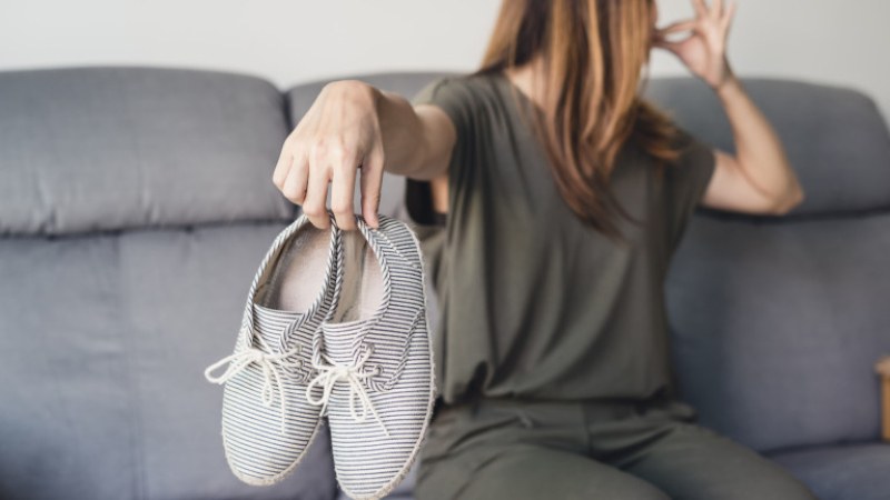 Лесен трик срещу миризливите обувките