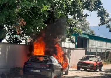 Лек автомобил е избухнал в пламъци в Южната промишлена зона