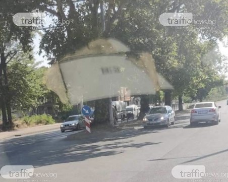 Автомобил се движи в насрещното на оживен булевард в Пловдив