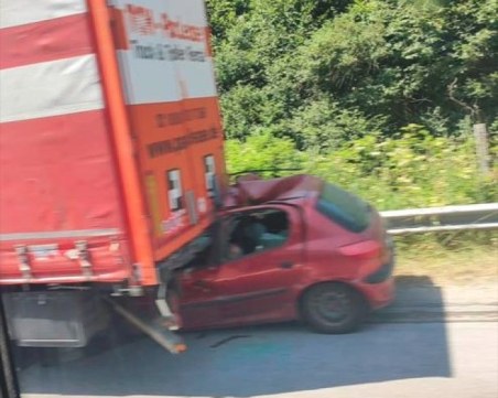 Кола се вряза в камион на 
