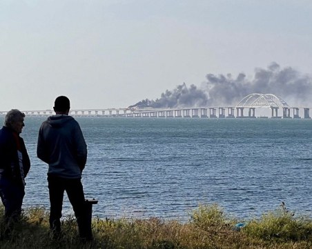 След ракетна атака: Склад за боеприпаси избухна в пламъци в Крим